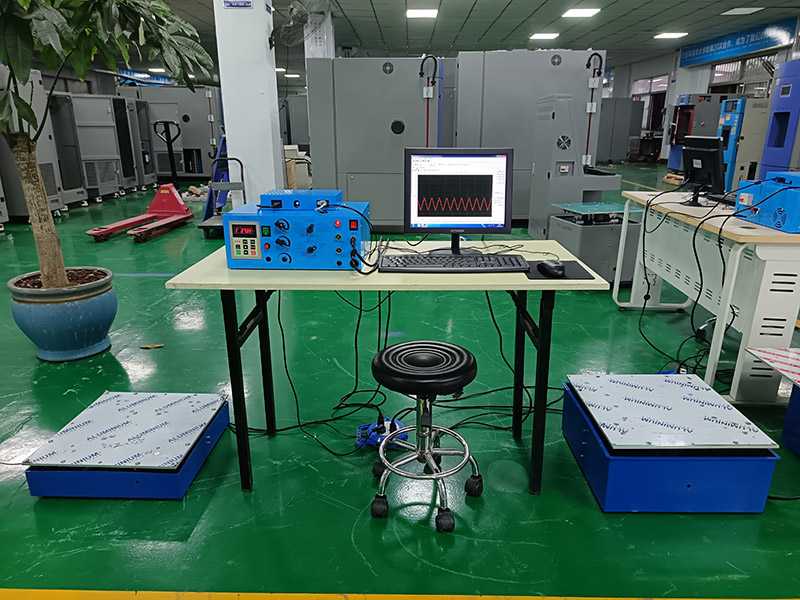 電磁式振動台三軸一體機 電磁(cí)式振(zhèn)動台三軸一體機